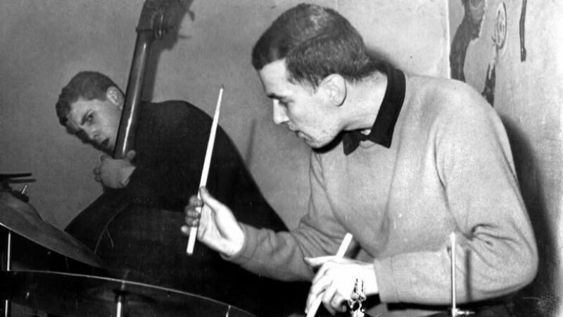 Terjes første betalt spillejobb som bassist, på Polycromic Jazz Club i Kristiansund, med tradbandet Red Spirit Destillation Corporation Ltd. I forgrunnen trommeslager Jon T Mittet (foto: privat).
